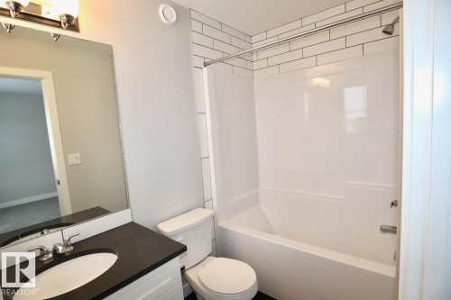 Upper 9406 Pear Crescent, Edmonton, AB - Indoor Photo Showing Bathroom