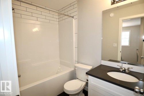 Upper 9406 Pear Crescent, Edmonton, AB - Indoor Photo Showing Bathroom