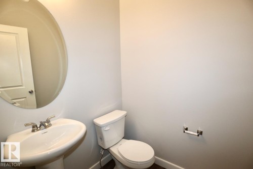 Upper 9406 Pear Crescent, Edmonton, AB - Indoor Photo Showing Bathroom