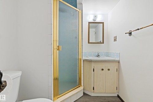 5558 145A Avenue, Edmonton, AB - Indoor Photo Showing Bathroom