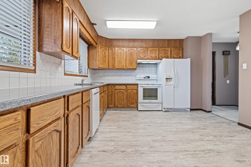 5558 145A Avenue, Edmonton, AB - Indoor Photo Showing Kitchen