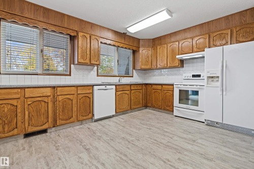 5558 145A Avenue, Edmonton, AB - Indoor Photo Showing Kitchen