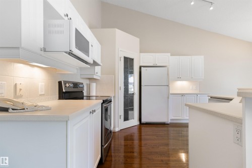 7 10848 8 Avenue, Edmonton, AB - Indoor Photo Showing Kitchen