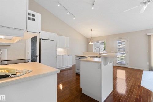 7 10848 8 Avenue, Edmonton, AB - Indoor Photo Showing Kitchen