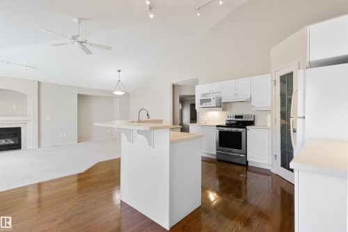 7 10848 8 Avenue, Edmonton, AB - Indoor Photo Showing Kitchen With Upgraded Kitchen