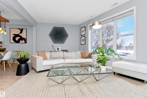 104 9804 101 Street, Edmonton, AB - Indoor Photo Showing Living Room