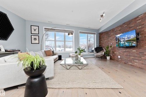 104 9804 101 Street, Edmonton, AB - Indoor Photo Showing Living Room