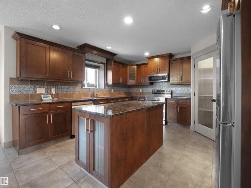 2435 Hagen Way, Edmonton, AB - Indoor Photo Showing Kitchen