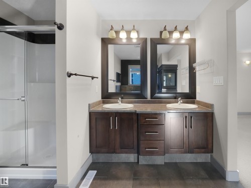 2435 Hagen Way, Edmonton, AB - Indoor Photo Showing Bathroom