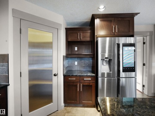 2435 Hagen Way, Edmonton, AB - Indoor Photo Showing Kitchen