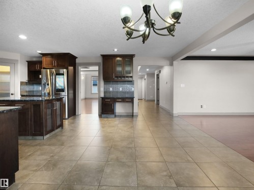 2435 Hagen Way, Edmonton, AB - Indoor Photo Showing Kitchen
