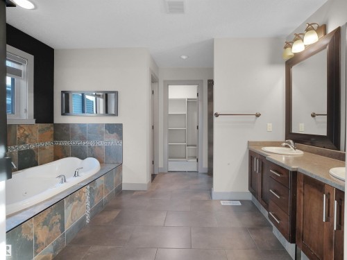 2435 Hagen Way, Edmonton, AB - Indoor Photo Showing Bathroom