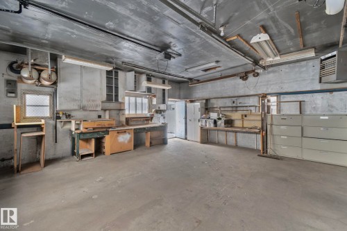 11819 59 Street, Edmonton, AB - Indoor Photo Showing Garage