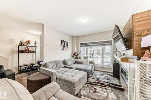 671 Lewis Green Drive, Edmonton, AB - Indoor Photo Showing Living Room
