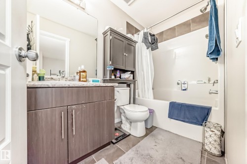 671 Lewis Green Drive, Edmonton, AB - Indoor Photo Showing Bathroom