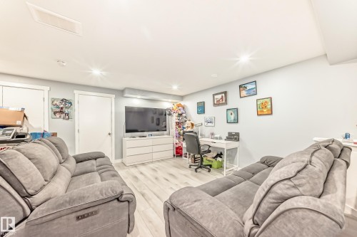 671 Lewis Green Drive, Edmonton, AB - Indoor