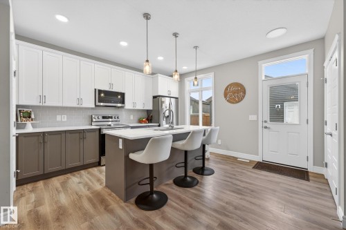 1318 Siskin Wynd, Edmonton, AB - Indoor Photo Showing Kitchen With Upgraded Kitchen