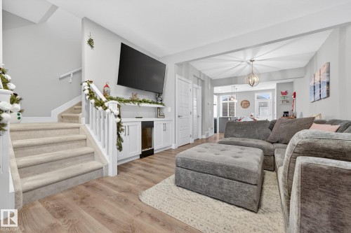 1318 Siskin Wynd, Edmonton, AB - Indoor Photo Showing Living Room
