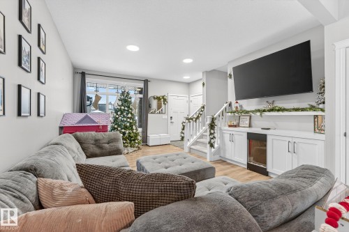 1318 Siskin Wynd, Edmonton, AB - Indoor Photo Showing Living Room