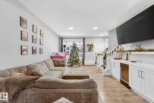 1318 Siskin Wynd, Edmonton, AB - Indoor Photo Showing Living Room