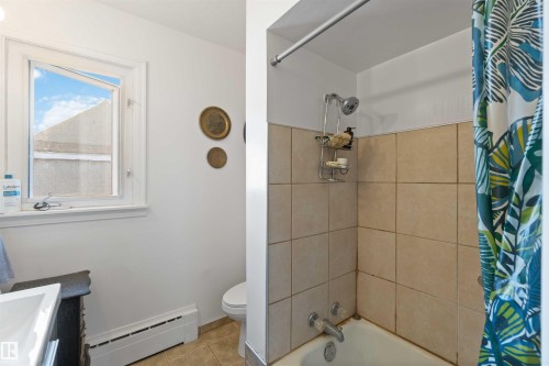 11022 110 Avenue, Edmonton, AB - Indoor Photo Showing Bathroom