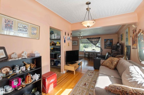 11022 110 Avenue, Edmonton, AB - Indoor Photo Showing Living Room