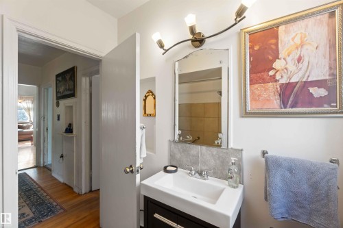 11022 110 Avenue, Edmonton, AB - Indoor Photo Showing Bathroom