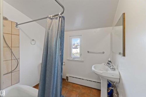 11022 110 Avenue, Edmonton, AB - Indoor Photo Showing Bathroom