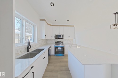 12514/16 114 Avenue, Edmonton, AB - Indoor Photo Showing Kitchen With Double Sink With Upgraded Kitchen