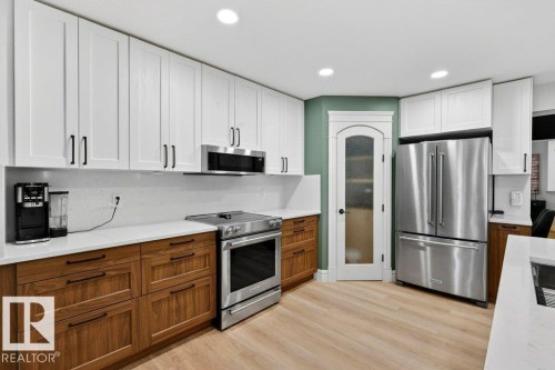 24 Hickory Trail, Spruce Grove, AB - Indoor Photo Showing Kitchen With Upgraded Kitchen
