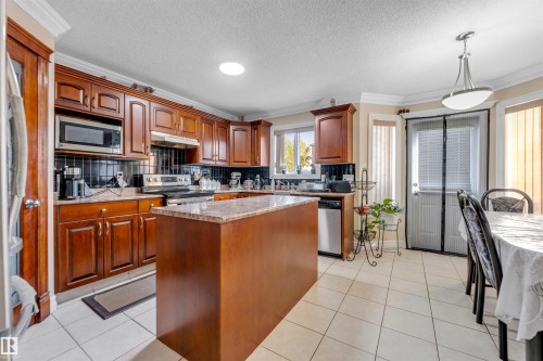 3015 24 Avenue, Edmonton, AB - Indoor Photo Showing Kitchen