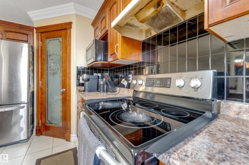3015 24 Avenue, Edmonton, AB - Indoor Photo Showing Kitchen