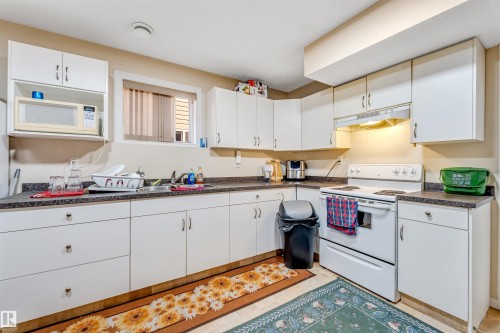 3015 24 Avenue, Edmonton, AB - Indoor Photo Showing Kitchen