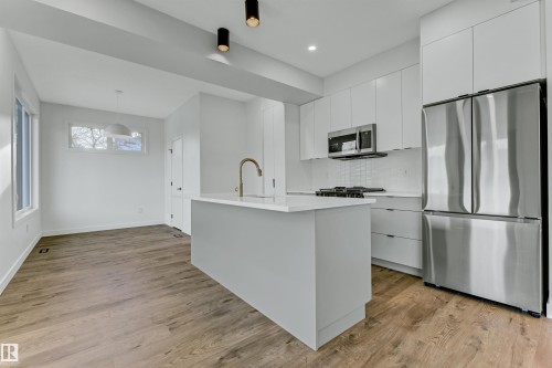 11711 129 Street, Edmonton, AB - Indoor Photo Showing Kitchen With Upgraded Kitchen