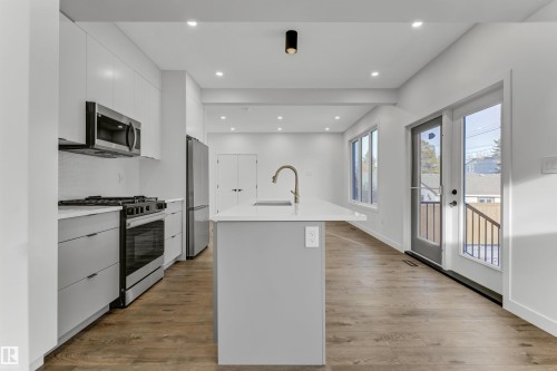 11711 129 Street, Edmonton, AB - Indoor Photo Showing Kitchen With Upgraded Kitchen