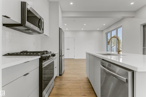 11711 129 Street, Edmonton, AB - Indoor Photo Showing Kitchen With Upgraded Kitchen