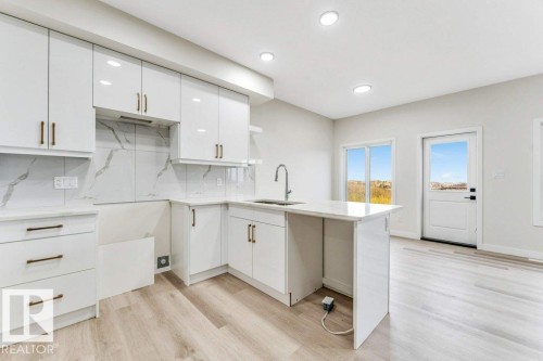 143 Pierwyck Loop, Spruce Grove, AB - Indoor Photo Showing Kitchen