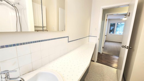 11447 127 Street, Edmonton, AB - Indoor Photo Showing Bathroom