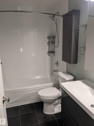 J 16405 89 Avenue, Edmonton, AB - Indoor Photo Showing Bathroom