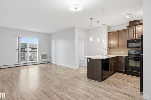 307 812 Welsh Drive, Edmonton, AB - Indoor Photo Showing Kitchen