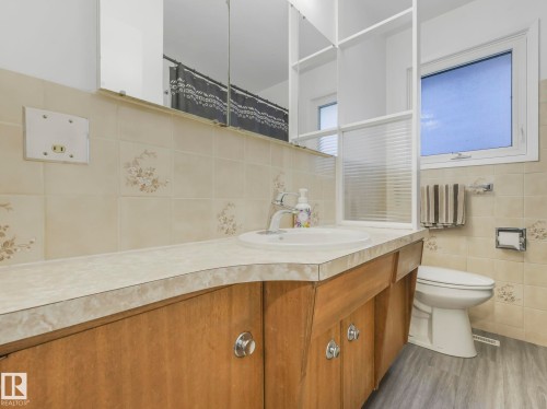 11412 134A Avenue, Edmonton, AB - Indoor Photo Showing Bathroom