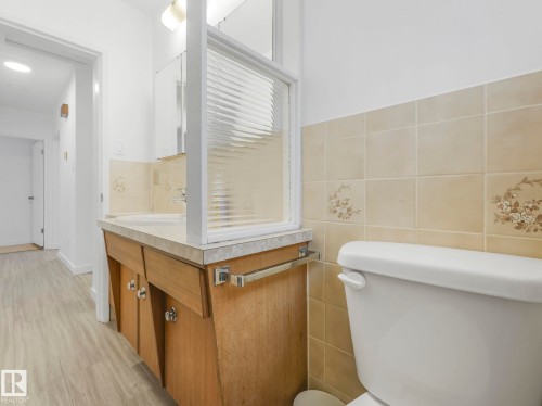 11412 134A Avenue, Edmonton, AB - Indoor Photo Showing Bathroom