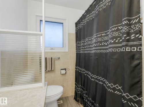 11412 134A Avenue, Edmonton, AB - Indoor Photo Showing Bathroom