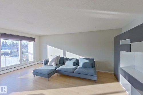 207 11420 40 Avenue, Edmonton, AB - Indoor Photo Showing Living Room