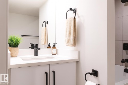 18418 62B Avenue, Edmonton, AB - Indoor Photo Showing Bathroom