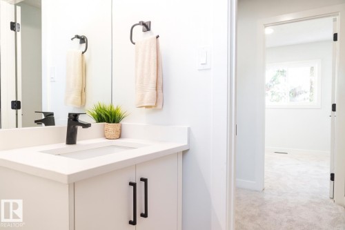 18418 62B Avenue, Edmonton, AB - Indoor Photo Showing Bathroom