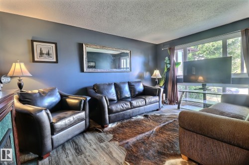 5315 39 Avenue, Edmonton, AB - Indoor Photo Showing Living Room