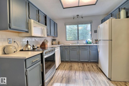5315 39 Avenue, Edmonton, AB - Indoor Photo Showing Kitchen