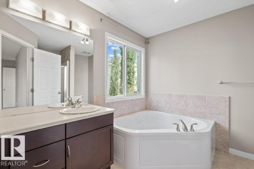 7011 Strom Lane, Edmonton, AB - Indoor Photo Showing Bathroom