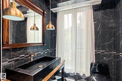 11833 102 Avenue, Edmonton, AB - Indoor